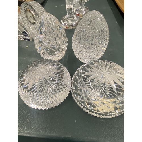 141 - A QUANTITY OF EDINBURGH AND HERITAGE IRISH CRYSTAL TO INCLUDE TWO MANTLE CLOCKS, A PAIR OF BAGPIPE P... 