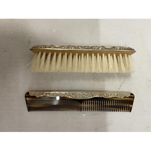 39 - A HALLMARKED BIRMINGHAM BROADWAY AND CO SILVER HAIRBRUSH, MIRROR AND BRUSH SET IN A PRESENTATION BOX