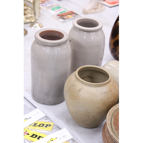 125 - A QUANTITY OF STONEWARE TO INCLUDE JARS, A HOT WATER BOTTLE, CASSEROLE DISH, JUGS, ETC