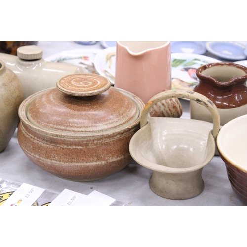 125 - A QUANTITY OF STONEWARE TO INCLUDE JARS, A HOT WATER BOTTLE, CASSEROLE DISH, JUGS, ETC