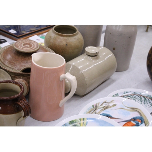 125 - A QUANTITY OF STONEWARE TO INCLUDE JARS, A HOT WATER BOTTLE, CASSEROLE DISH, JUGS, ETC