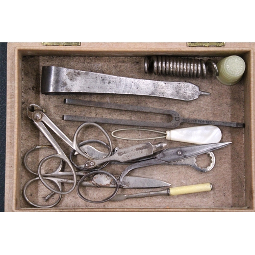 143 - A WOODEN CIGAR BOX CONTAINING VINTAGE SCISSORS, COMPASSES, MANICURE ITEMS, ETC