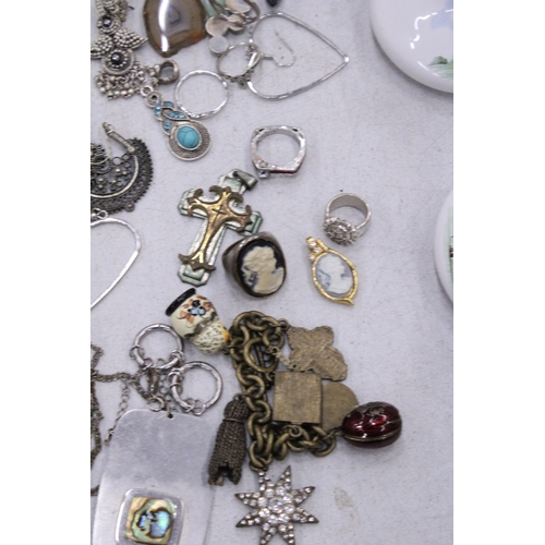 201 - A MIXED LOT OF COSTUME JEWELLERY TO INCLUDE PANDORA STYLE BEADS SOME STAMPED 925, EARRINGS, RINGS, P... 