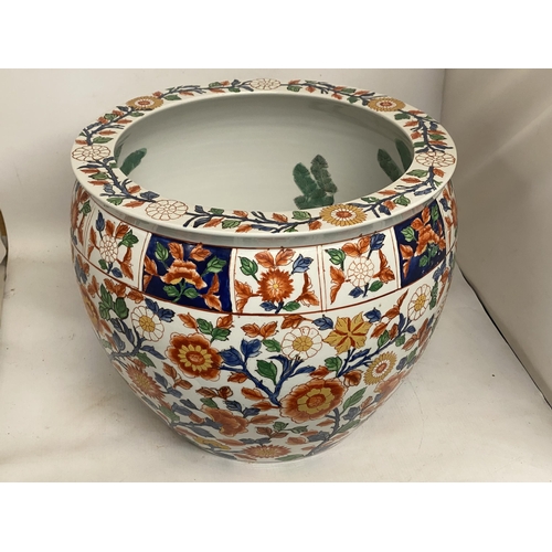 308 - AN EXTRA LARGE CHINESE PORCELAIN FISHBOWL CHINOISERIE PLANTER WITH FLOWERS AND BUTTERFLY DECORATION ... 