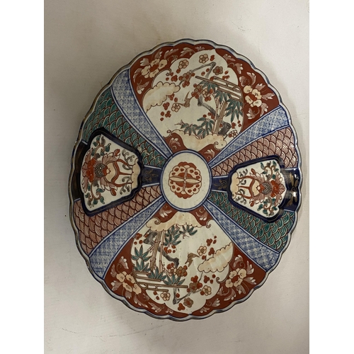 314 - A JAPANESE IMARI HAND PAINTED PORCELAIN FOOTED BOWL WITH A SCALLOPED EDGE -33.5 CM