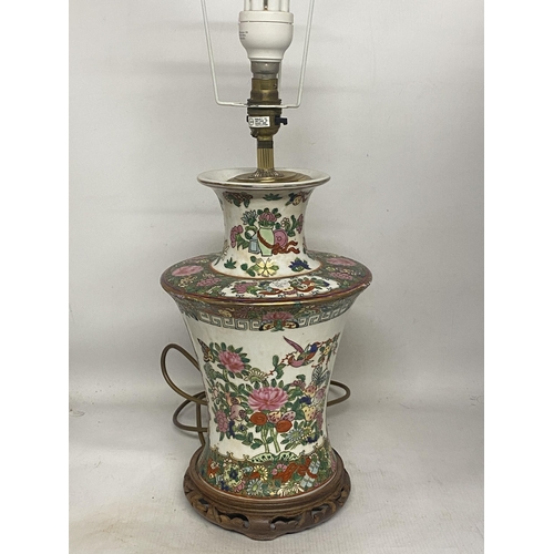 326 - A LARGE CHINESE PORCELAIN TABLE LAMP DECORATED WITH FLOWERS, FOILAGE AND PICTURESQUE CHARACTERS ON A... 