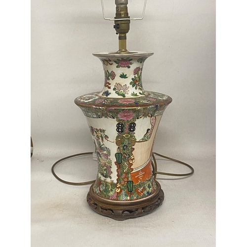 326 - A LARGE CHINESE PORCELAIN TABLE LAMP DECORATED WITH FLOWERS, FOILAGE AND PICTURESQUE CHARACTERS ON A... 