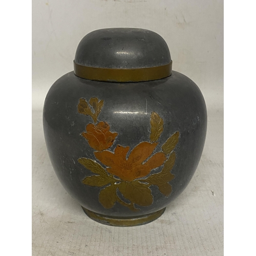 327 - A VINTAGE PEWTER CHINESE GINGER JAR AND LID WITH BRASS DESIGN, HEIGHT 14CM