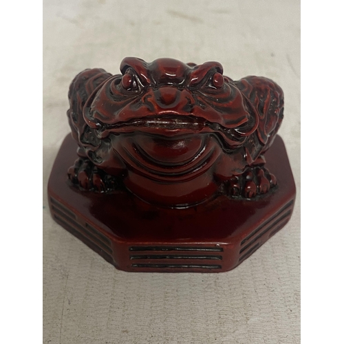 329 - A RED RESIN CHINESE TOAD FIGURE, HEIGHT 6CM