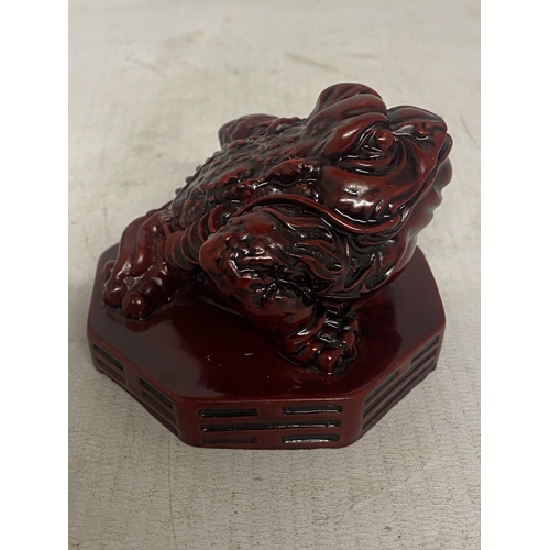 329 - A RED RESIN CHINESE TOAD FIGURE, HEIGHT 6CM