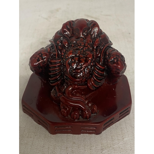 329 - A RED RESIN CHINESE TOAD FIGURE, HEIGHT 6CM