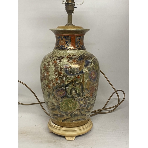 331 - A VINTAGE JAPANESE SATSUMA CRACKLE LAMP WITH FLORAL AND BIRD DESIGN ON A WOODEN PEDESTAL