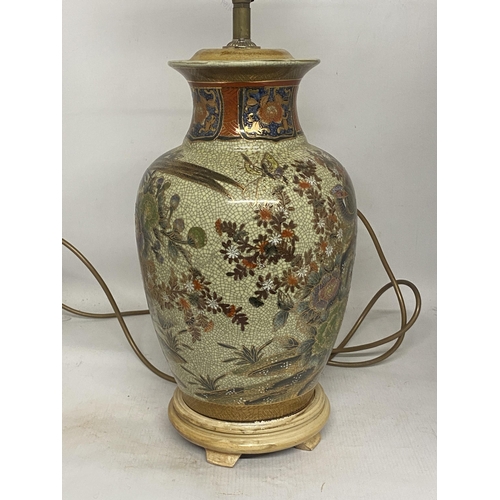 331 - A VINTAGE JAPANESE SATSUMA CRACKLE LAMP WITH FLORAL AND BIRD DESIGN ON A WOODEN PEDESTAL