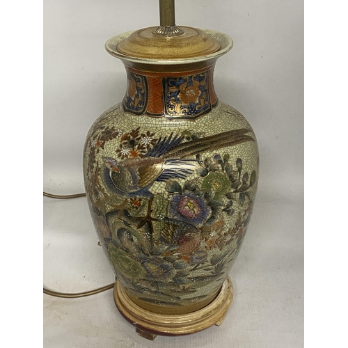 331 - A VINTAGE JAPANESE SATSUMA CRACKLE LAMP WITH FLORAL AND BIRD DESIGN ON A WOODEN PEDESTAL