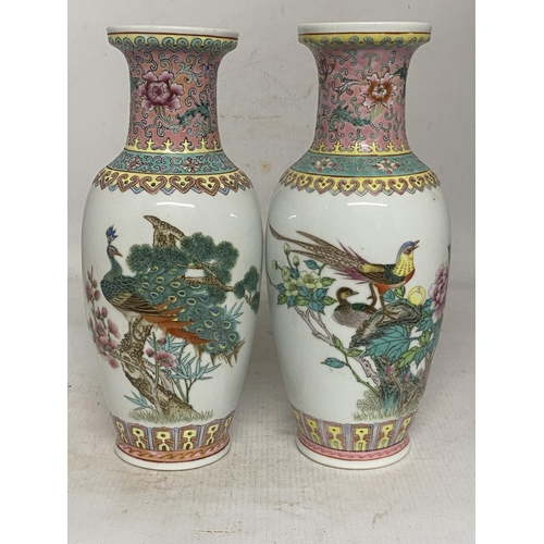 335 - A PAIR OF CHINESE JINGDEZHEN FAMILLE ROSE POTTERY VASES - 26 CM (H)