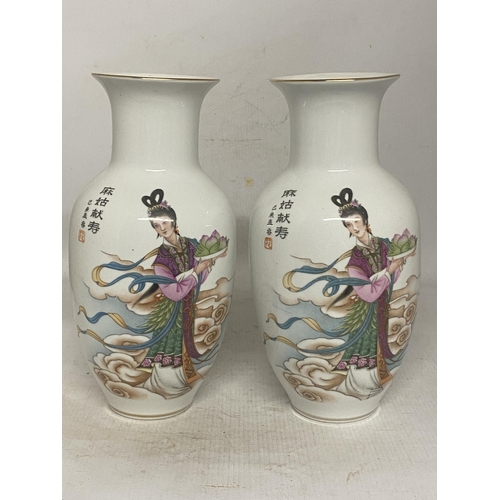 339 - A CHINESE ENAMELED PORCELAIN PAIR OF VASES - 25.5 CM