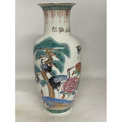 340 - A VINTAGE CHINESE FAMILLE ROSE VASE - 37 CM