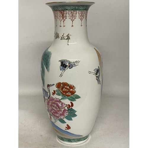 340 - A VINTAGE CHINESE FAMILLE ROSE VASE - 37 CM