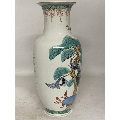 340 - A VINTAGE CHINESE FAMILLE ROSE VASE - 37 CM