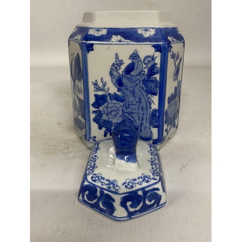 344 - A PORCELAIN CHINESE HEXAGONAL TEA CADDY WITH FOO DOG FINIAL