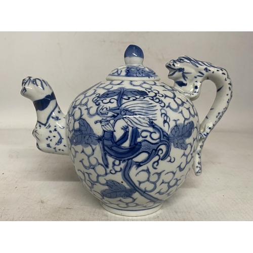 345 - A VINTAGE CHINESE TEAPOT WITH DRAGON SPOUT AND HANDLE