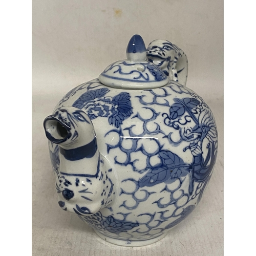 345 - A VINTAGE CHINESE TEAPOT WITH DRAGON SPOUT AND HANDLE