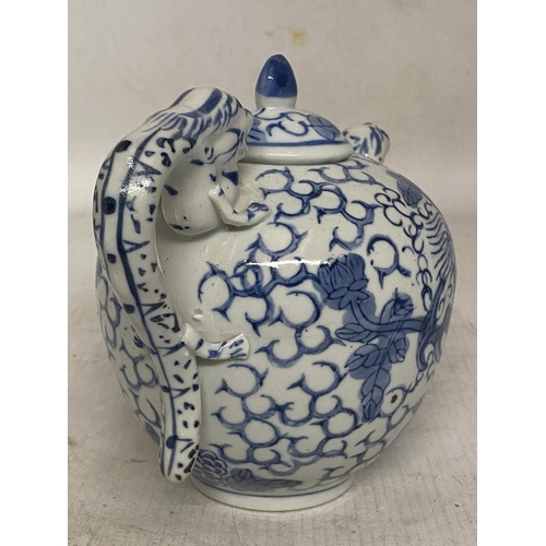 345 - A VINTAGE CHINESE TEAPOT WITH DRAGON SPOUT AND HANDLE