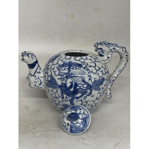 345 - A VINTAGE CHINESE TEAPOT WITH DRAGON SPOUT AND HANDLE