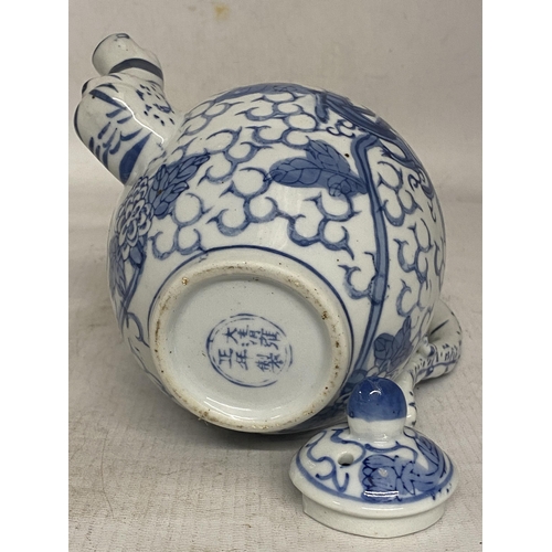 345 - A VINTAGE CHINESE TEAPOT WITH DRAGON SPOUT AND HANDLE