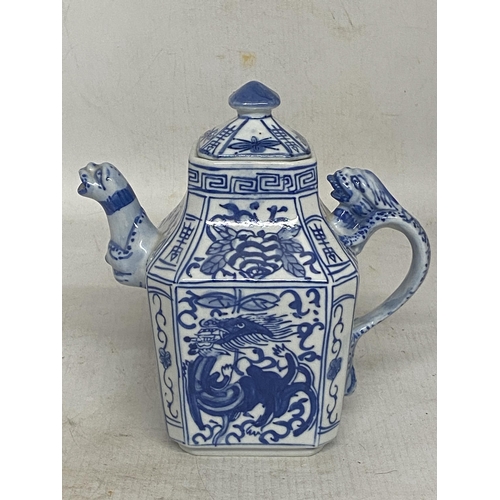 346 - A VINTAGE CHINESE PORCELAIN BLUE AND WHITE TEAPOT WITH DRAGON SPOUT AND HANDLE