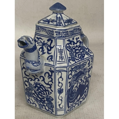 346 - A VINTAGE CHINESE PORCELAIN BLUE AND WHITE TEAPOT WITH DRAGON SPOUT AND HANDLE