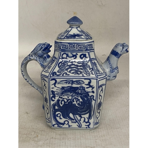 346 - A VINTAGE CHINESE PORCELAIN BLUE AND WHITE TEAPOT WITH DRAGON SPOUT AND HANDLE