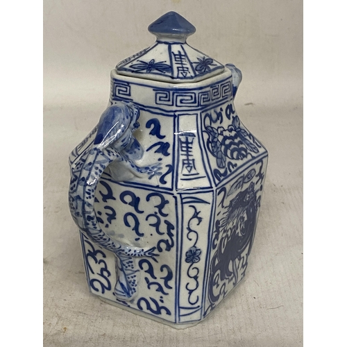 346 - A VINTAGE CHINESE PORCELAIN BLUE AND WHITE TEAPOT WITH DRAGON SPOUT AND HANDLE