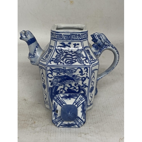 346 - A VINTAGE CHINESE PORCELAIN BLUE AND WHITE TEAPOT WITH DRAGON SPOUT AND HANDLE