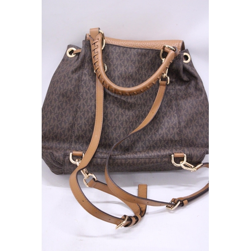 194 - AN AS NEW MICHAEL KORS LARGE MK SIGNATURE HANDBAG TOGETHER WITH PURSE