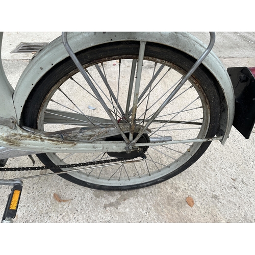 1557 - A VINTAGE NSU QUICKLY MOPED - BELIEVED IN WORKING ORDER BUT AS WITH ALL ITEMS IN THE AUCTION, NO WAR... 