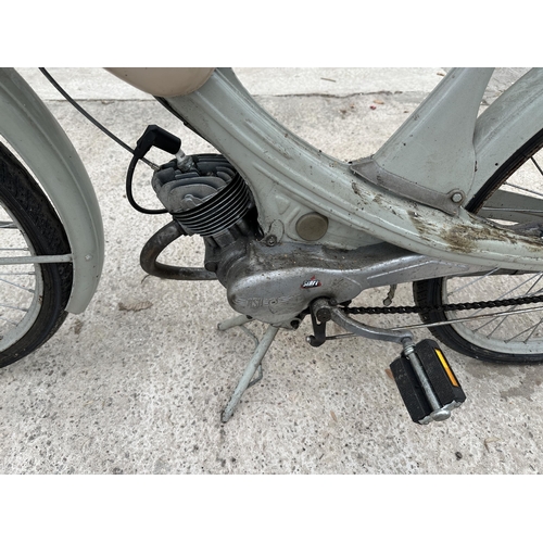 1557 - A VINTAGE NSU QUICKLY MOPED - BELIEVED IN WORKING ORDER BUT AS WITH ALL ITEMS IN THE AUCTION, NO WAR... 