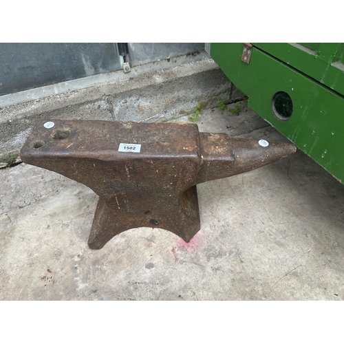 1502 - A SMALL VINTAGE CAST IRON BLACKSMITHS ANVIL (L:51CM H:24CM)