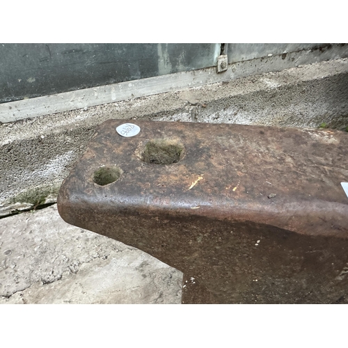 1502 - A SMALL VINTAGE CAST IRON BLACKSMITHS ANVIL (L:51CM H:24CM)