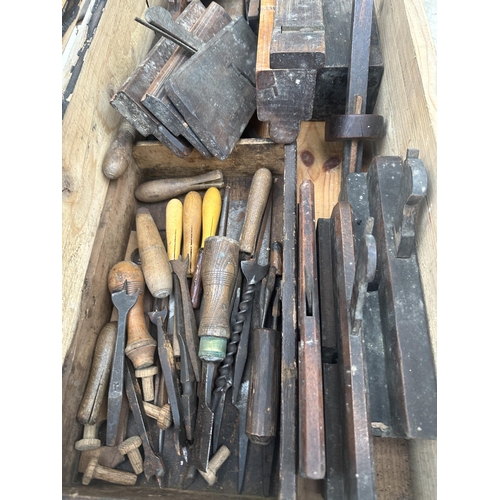 1512 - A LARGE WOODEN BOX CONTAINING A LARGE QUANTITY OF VINTAGE WOOD WORKING TOOLS TO INCLUDE DRILL BITS A... 