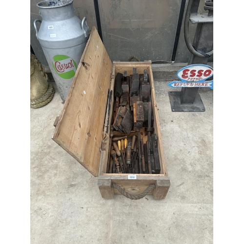 1512 - A LARGE WOODEN BOX CONTAINING A LARGE QUANTITY OF VINTAGE WOOD WORKING TOOLS TO INCLUDE DRILL BITS A... 