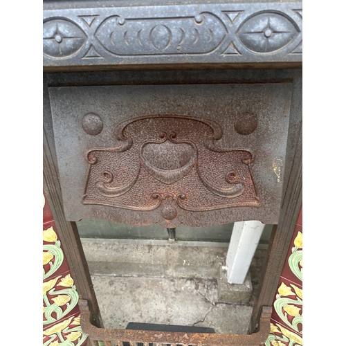 1516 - A DECORATIVE VINTAGE CAST IRON FIRE SURROUND WITH TILED SIDES