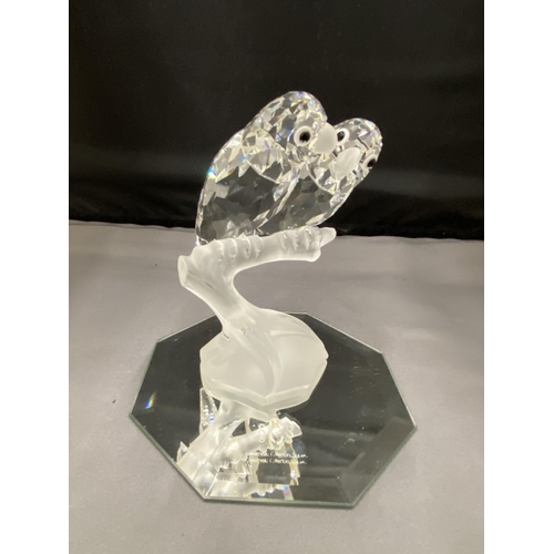 10 - A PAIR OF SWAROVSKI CRYSTAL LOVE BIRDS 1987 ANNUAL EDITION ON A MIRRORED BASE