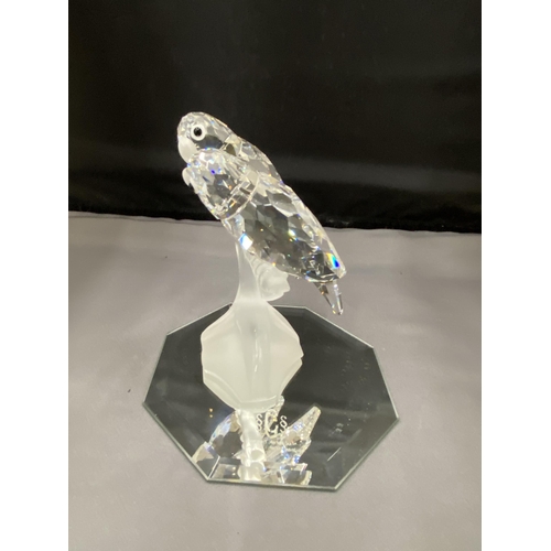 10 - A PAIR OF SWAROVSKI CRYSTAL LOVE BIRDS 1987 ANNUAL EDITION ON A MIRRORED BASE