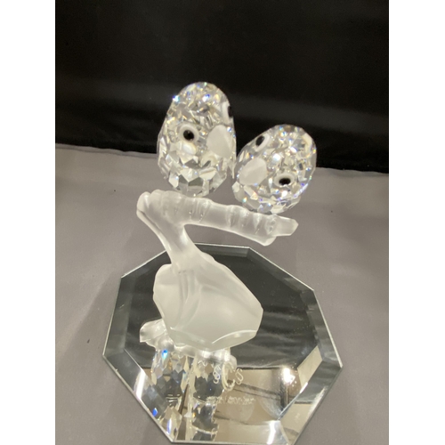 10 - A PAIR OF SWAROVSKI CRYSTAL LOVE BIRDS 1987 ANNUAL EDITION ON A MIRRORED BASE