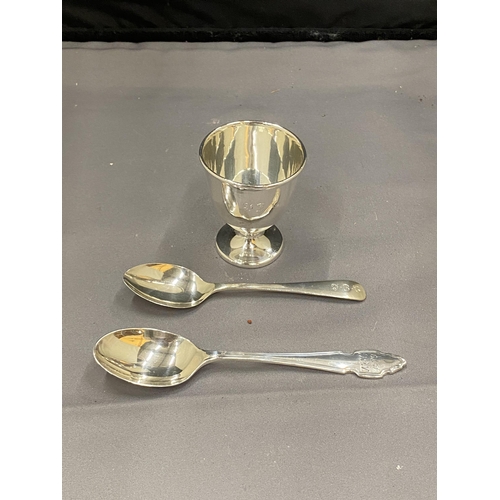 14A - THREE HALLMARKED SILVER ITEMS TO INCLUDE A MATCHING EGGCUP AND SPOON AND A FURTHER SPOON