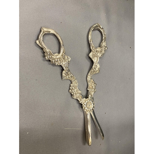 30 - A PAIR OF HALLMARKED BIRMINGHAM SILVER DECORATIVE GRAPE SCISSORS GROSS WEIGHT 113 GRAMS