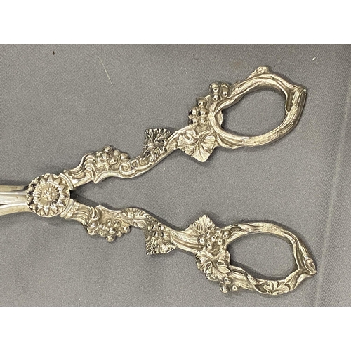 30 - A PAIR OF HALLMARKED BIRMINGHAM SILVER DECORATIVE GRAPE SCISSORS GROSS WEIGHT 113 GRAMS