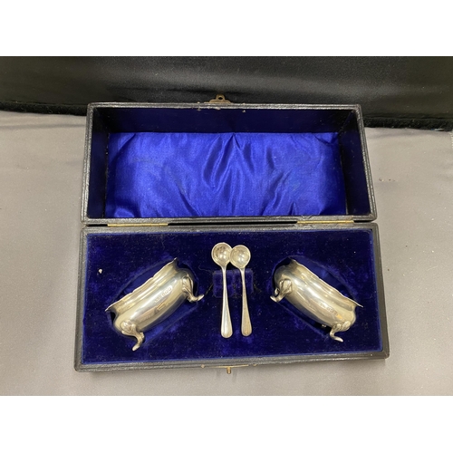 42 - A SET HALLMARKED BIRMINGHAM 1907 L.S.B SILVER SALTS WITH SPOONS IN A PRESENTATION BOX