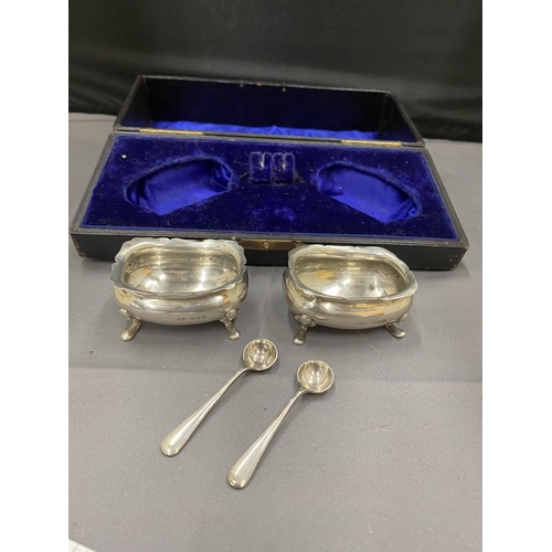 42 - A SET HALLMARKED BIRMINGHAM 1907 L.S.B SILVER SALTS WITH SPOONS IN A PRESENTATION BOX